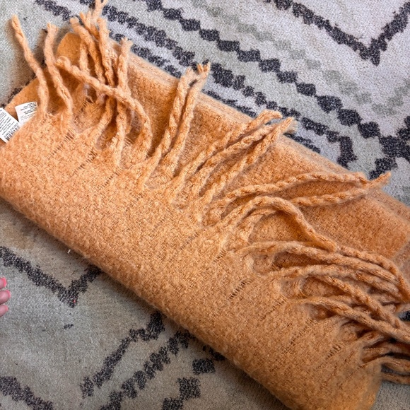 cozy fluffy scarf looking for best offer - Picture 5 of 5